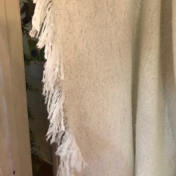 Cream color Soft Blanket. Like NEW - Picture 2 of 5